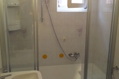 Trasformazione vasca in doccia con finestra